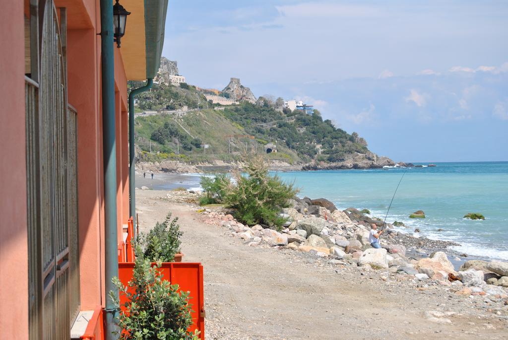 Fondaco Parrino Mare Aparthotel Letojanni Room photo